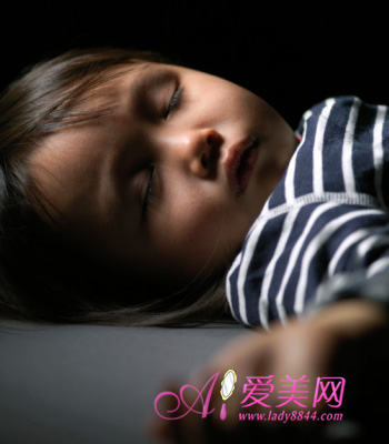 夏季宝宝如何睡得香 做好五方面的准备