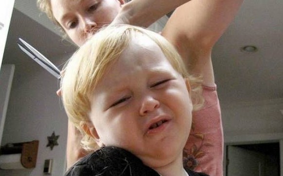 爆笑！宝宝理发时的悲催表情